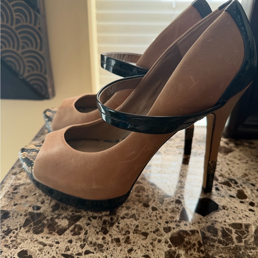 Jessica Simpson Tan and Black with Snakeskin detail Peep Toe Heels Never worn! - Picture 4 of 6